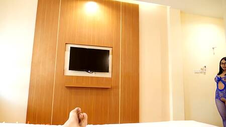 Грудастая азиатка в сексуальном прикиде перевозбуждена и хочет хуй в жопу