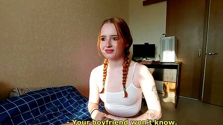 Рыжая студентка отрабатывает желание и берет в рот хуй, изменяя бойфренду в общаге
