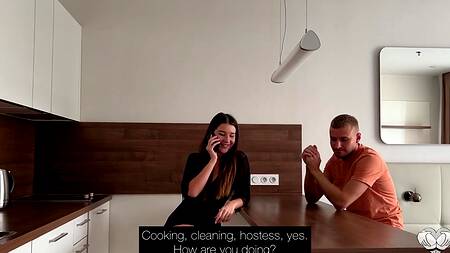 Молодая жена устроила мужу секс по телефону пока ее реально трахал друг