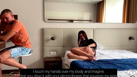 Молодая жена устроила мужу секс по телефону пока ее реально трахал друг