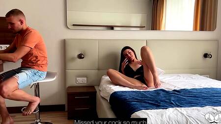 Молодая жена устроила мужу секс по телефону пока ее реально трахал друг