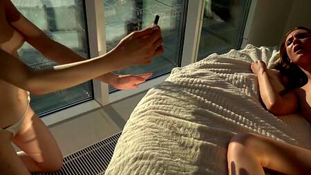 Худышка пылко ебется с качком, а ее подружка помогает снять жаркое порно