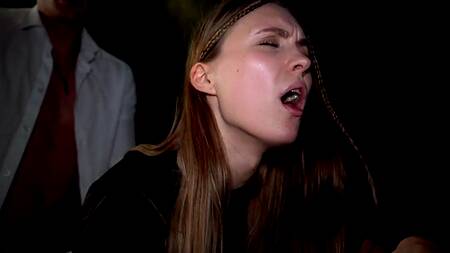 Шлюшка с косичками выбирает большой и крепкий хуй друга чем футбол с бойфрендом