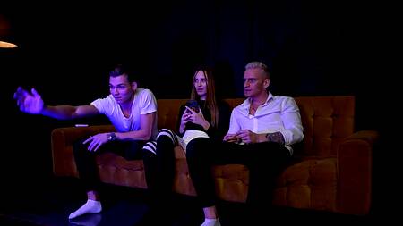 Шлюшка с косичками выбирает большой и крепкий хуй друга чем футбол с бойфрендом