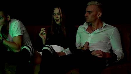 Шлюшка с косичками выбирает большой и крепкий хуй друга чем футбол с бойфрендом