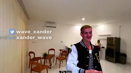 Молоденькая шлюшка во всю ебется в киску у бойфренда за спиной с гостем