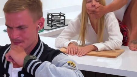 Молоденькая шлюшка во всю ебется в киску у бойфренда за спиной с гостем