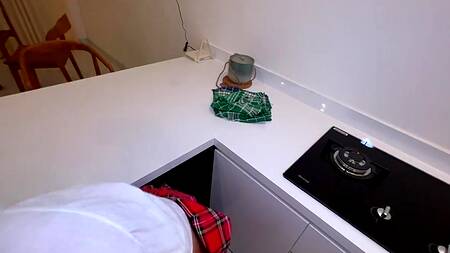 Молоденькая шлюшка во всю ебется в киску у бойфренда за спиной с гостем