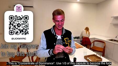 Молоденькая шлюшка во всю ебется в киску у бойфренда за спиной с гостем