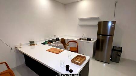 Молоденькая шлюшка во всю ебется в киску у бойфренда за спиной с гостем