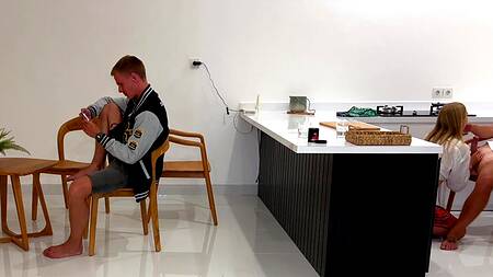 Молоденькая шлюшка во всю ебется в киску у бойфренда за спиной с гостем