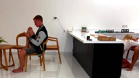 Молоденькая шлюшка во всю ебется в киску у бойфренда за спиной с гостем