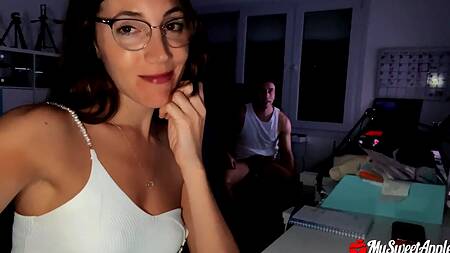 Развратная краля целый день доводит до оргазма бойфренда ртом в разных местах