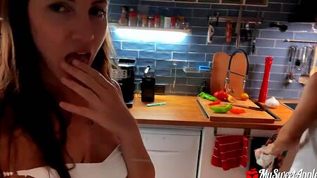 Развратная краля целый день доводит до оргазма бойфренда ртом в разных местах