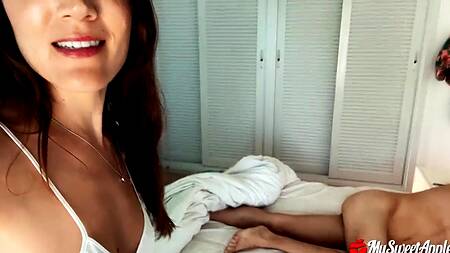 Развратная краля целый день доводит до оргазма бойфренда ртом в разных местах