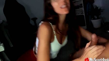 Развратная краля целый день доводит до оргазма бойфренда ртом в разных местах