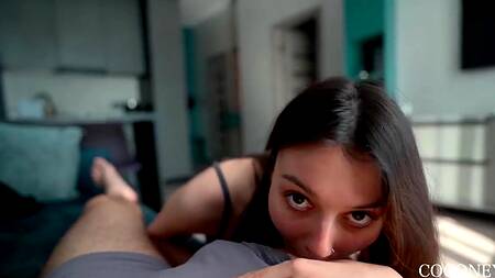 Сексуально и глубоко сосет стройная малышка в татуировках и с маленькими сиськами