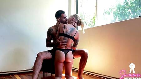 Громкие стоны дикой сучки как результат приятного анального секса раком