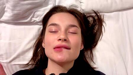 Русская телочка замерзла, а большой член ее согреет и накончает в рот