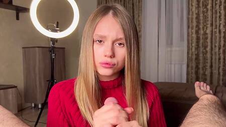 Отшлепал по красивой попке молодую кралю, а крепким членом трахнул ее бритую пизду