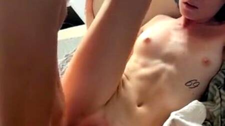 Русская милашка бесподобно кончает в домашнем порно, а в ответ кончают в ее киску