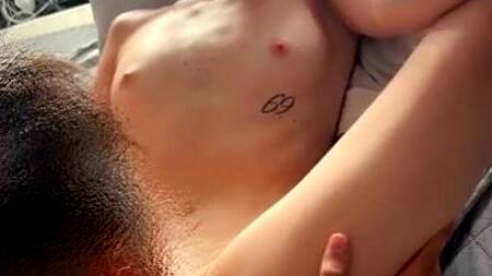 Русская милашка бесподобно кончает в домашнем порно, а в ответ кончают в ее киску