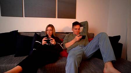 Блондинка в очках играет в приставку, а бойфренд с ее бритой киской