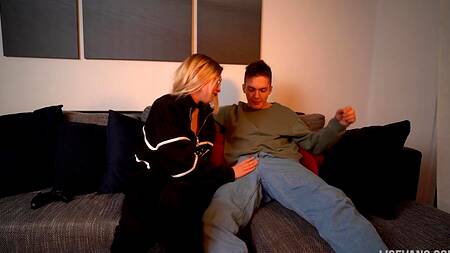 Блондинка в очках играет в приставку, а бойфренд с ее бритой киской