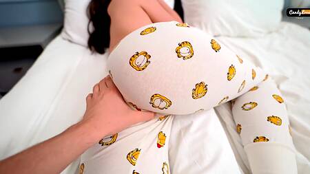 Большая красивая попка жаркой брюнетки прыгает на хую, ведь ее киска очень возбуждена