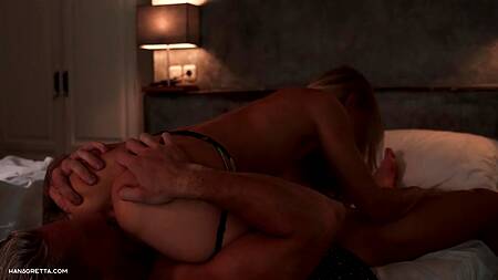 Разогретую кунилингусом киску грудастой блондинки натягивают на крепкий хуй