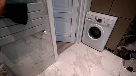 Жопастая сестричка не дает спокойно подрочить из-за ее сладкой пизды