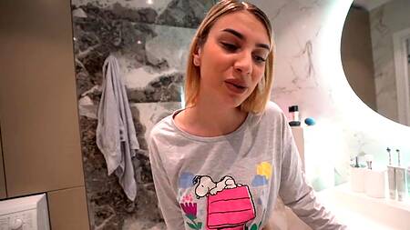 Жопастая сестричка не дает спокойно подрочить из-за ее сладкой пизды