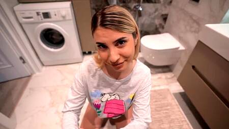 Жопастая сестричка не дает спокойно подрочить из-за ее сладкой пизды