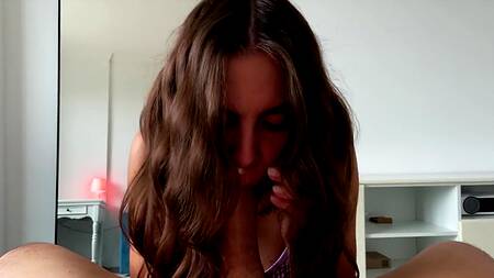 Камшот на волосы выпросила милая сучка в сексуальном белье после глубокого минета