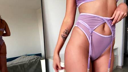 Камшот на волосы выпросила милая сучка в сексуальном белье после глубокого минета