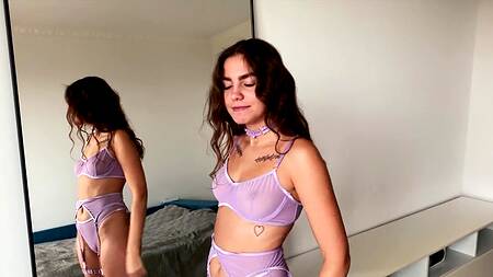 Камшот на волосы выпросила милая сучка в сексуальном белье после глубокого минета