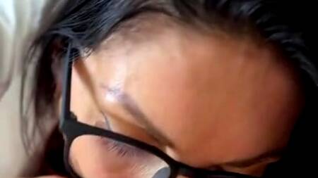 Сексуальная мамочка одним лишь ртом вынуждает сына обкончаться и скормить ей сперму