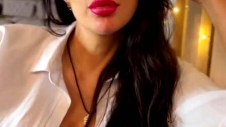 Сексуальная мамочка одним лишь ртом вынуждает сына обкончаться и скормить ей сперму