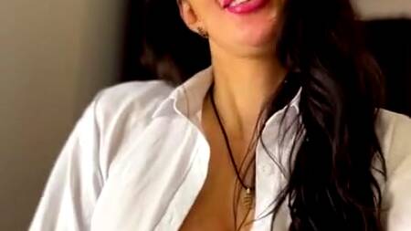 Сексуальная мамочка одним лишь ртом вынуждает сына обкончаться и скормить ей сперму