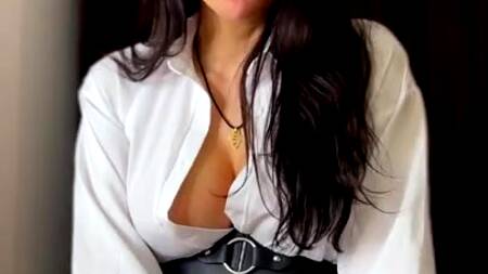 Сексуальная мамочка одним лишь ртом вынуждает сына обкончаться и скормить ей сперму