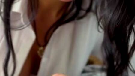 Сексуальная мамочка одним лишь ртом вынуждает сына обкончаться и скормить ей сперму