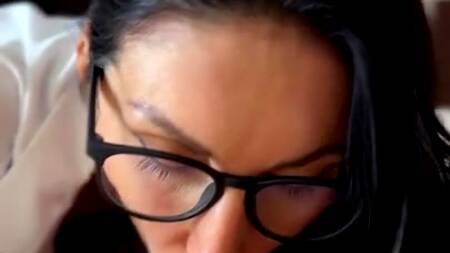 Сексуальная мамочка одним лишь ртом вынуждает сына обкончаться и скормить ей сперму