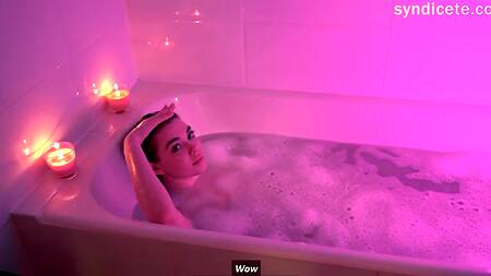 Угодил жопастой телке в ванной, насадив на хуй ее тугую киску раком