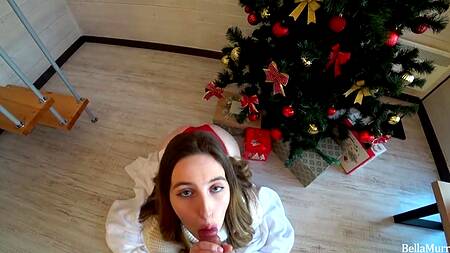 Грудастая куколка отдрочила ногами член бойфренда и отдалась раком под елкой