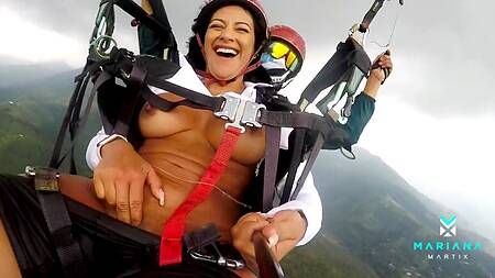 Шальная латинка с большими сиськам сквиртует от дрочки в воздухе