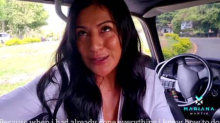 Шальная латинка с большими сиськам сквиртует от дрочки в воздухе