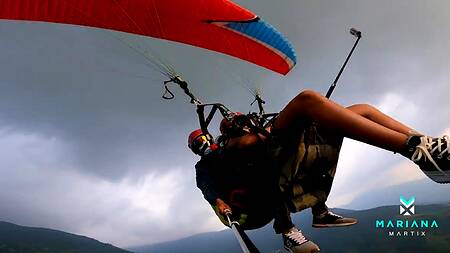 Шальная латинка с большими сиськам сквиртует от дрочки в воздухе