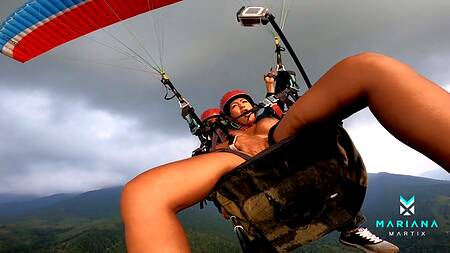 Шальная латинка с большими сиськам сквиртует от дрочки в воздухе