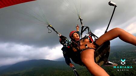 Шальная латинка с большими сиськам сквиртует от дрочки в воздухе