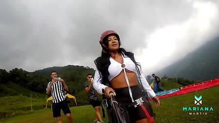 Шальная латинка с большими сиськам сквиртует от дрочки в воздухе